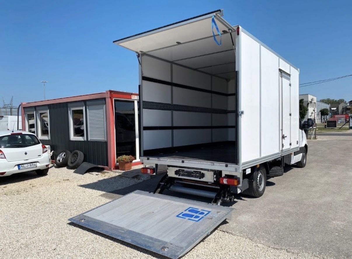 Geöffneter Laderaum mit Ladebordwand eines AS Transporte Lkw